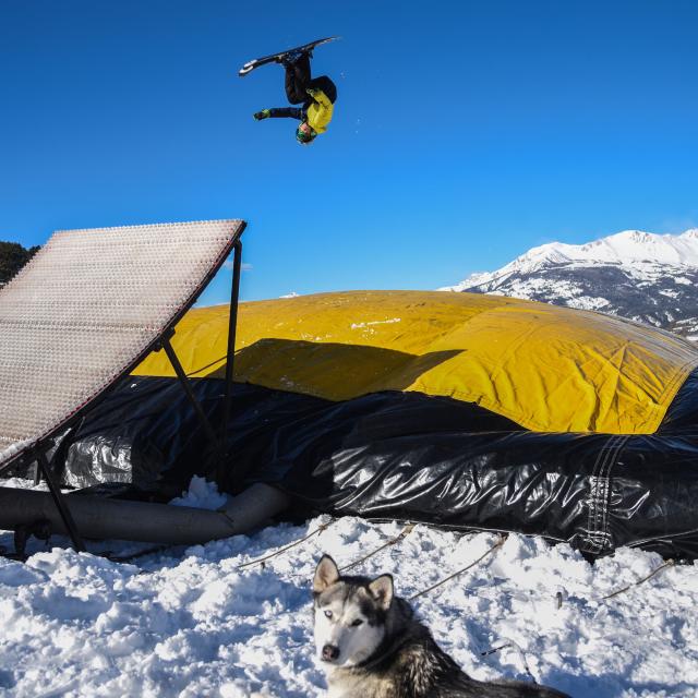 Saut en ski sur le Air Bag Géant dans la station Le Sauze dans les Alpes