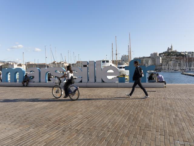 vélo urbain sur le port de Marseille