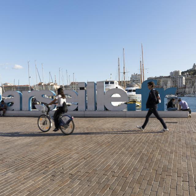 vélo urbain sur le port de Marseille