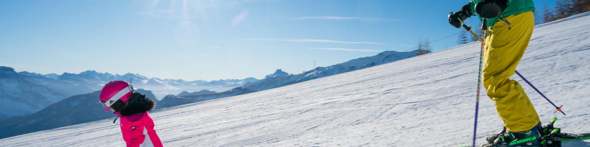 Famille en montagne pour une première fois en ski