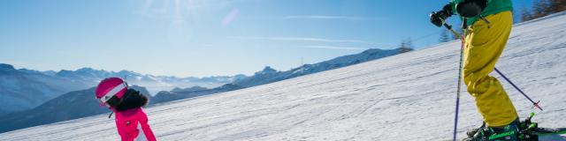 Famille en montagne pour une première fois en ski