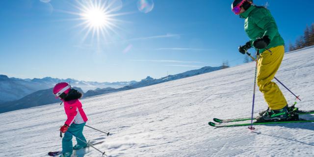 Famille en montagne pour une première fois en ski