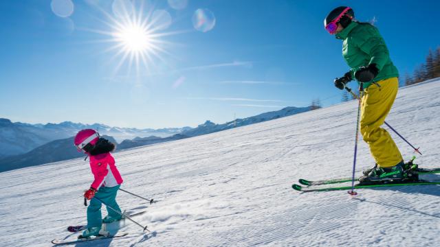 Famille en montagne pour une première fois en ski