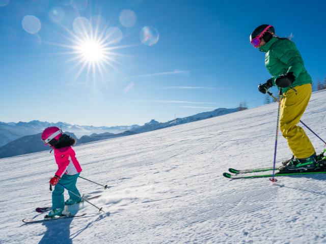 Famille en montagne pour une première fois en ski