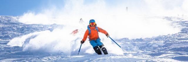 Ski Surf Freeride à la neige à Chantemerle dans la station de Serre-Chevalier dans les Alpes