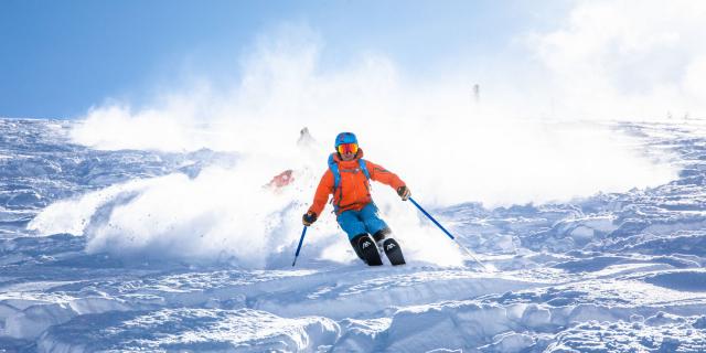 Ski Surf Freeride à la neige à Chantemerle dans la station de Serre-Chevalier dans les Alpes