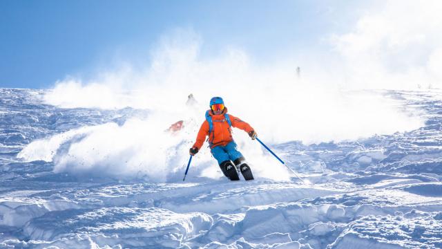 Ski Surf Freeride à la neige à Chantemerle dans la station de Serre-Chevalier dans les Alpes