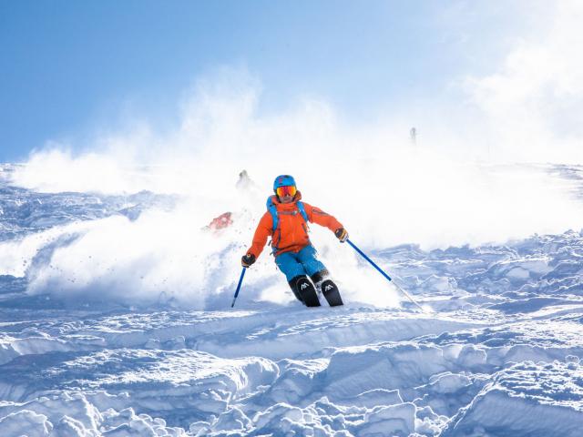 Ski Surf Freeride à la neige à Chantemerle dans la station de Serre-Chevalier dans les Alpes