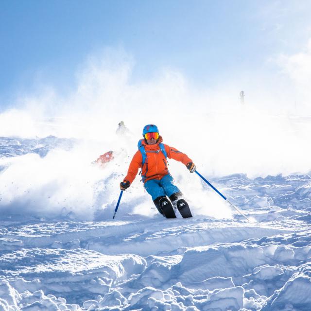 Ski Surf Freeride à la neige à Chantemerle dans la station de Serre-Chevalier dans les Alpes