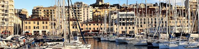 Vue sur Notre Dame de la Garde et sur le Vieux-Port de Marseille