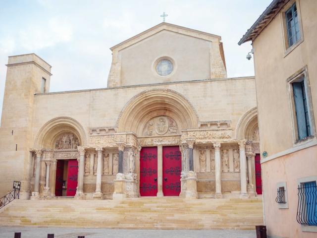 abbatiale-saint-gilles-du-gard-provence-as348200094.jpeg