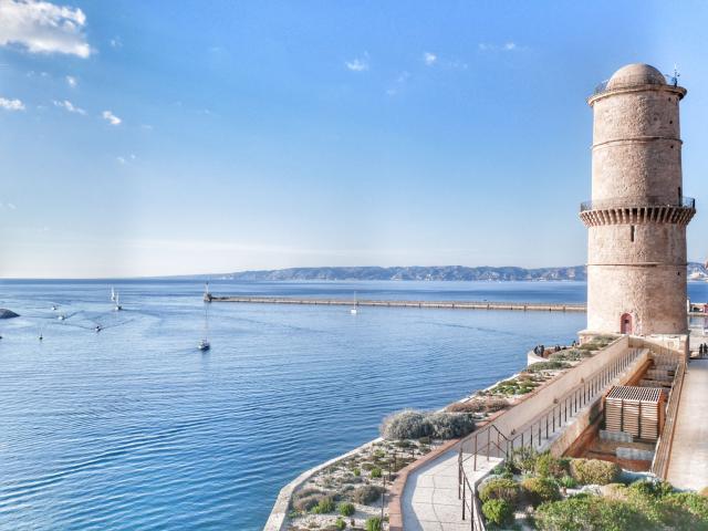 Fort Saint-Jean avec vue sur le Vieux-Port à Marseille