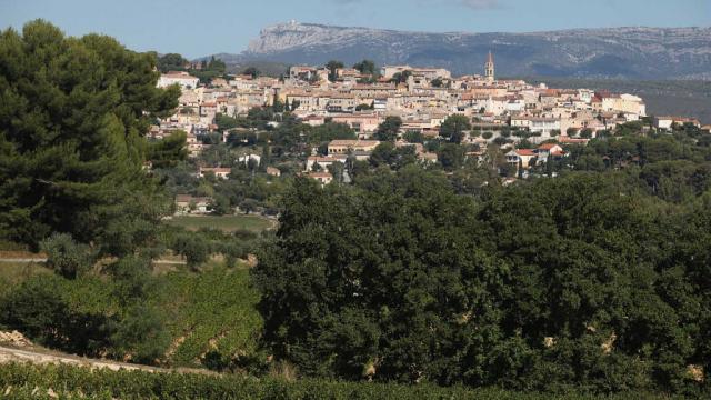 village-lecastellet-massifsaintebaume-pcarrese.jpg