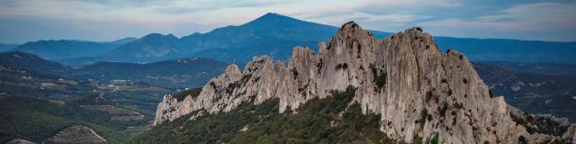 Vue aérienne sur les Dentelles de Montmirail dans le Vaucluse