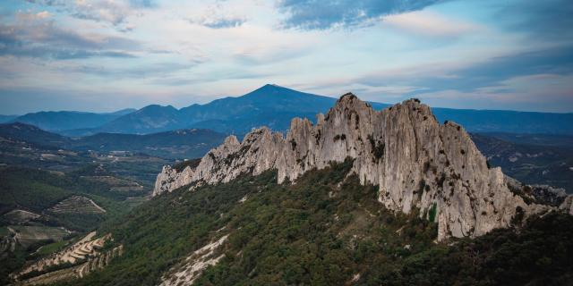 Vue aérienne sur les Dentelles de Montmirail dans le Vaucluse