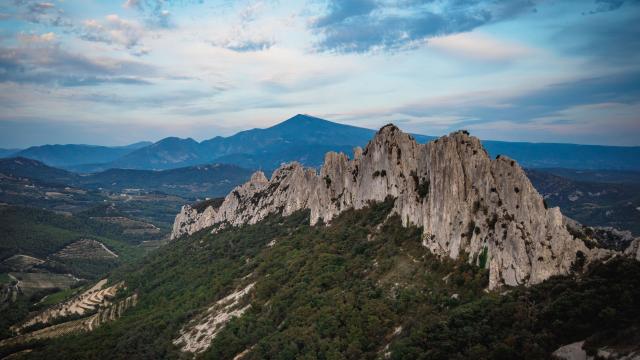 Vue aérienne sur les Dentelles de Montmirail dans le Vaucluse