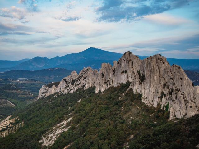 Vue aérienne sur les Dentelles de Montmirail dans le Vaucluse