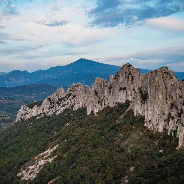 Vue aérienne sur les Dentelles de Montmirail dans le Vaucluse