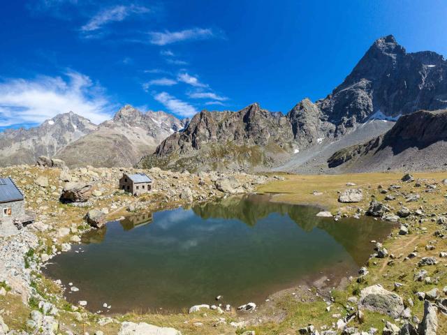 Hautes-Alpes, 05, Parc national des Ecrins, Vallée du Valgaudemar, Refuge de Vallonpierre, Lac de Vallonpierre //  Hautes-Alpes, 05, Ecrins national park, Valgaudemar valley, Vallonpierre refuge, Vallonpierre lake