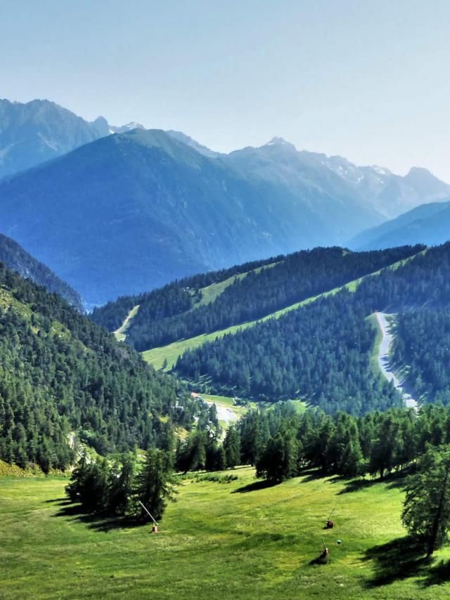 Vue panoramique sur La Colmina en été