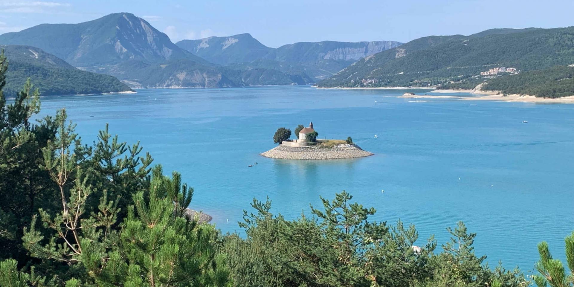 Lac de Serre-Ponçon en été