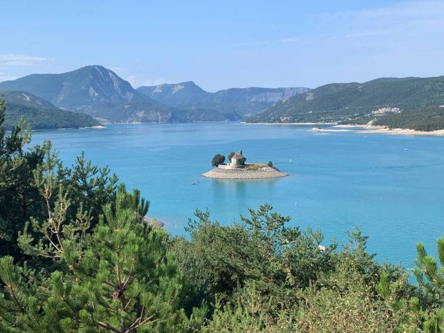 Lac de Serre-Ponçon en été