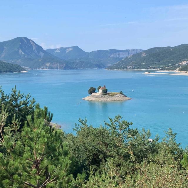 Lac de Serre-Ponçon en été