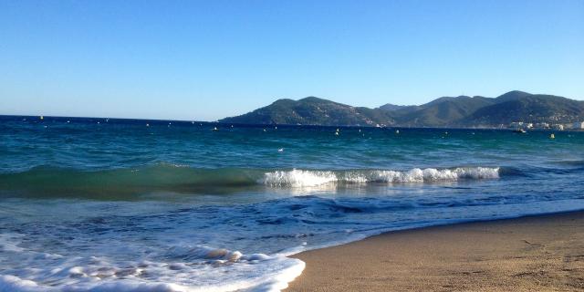 Cannes - La Plage par un coup de mer à Cannes