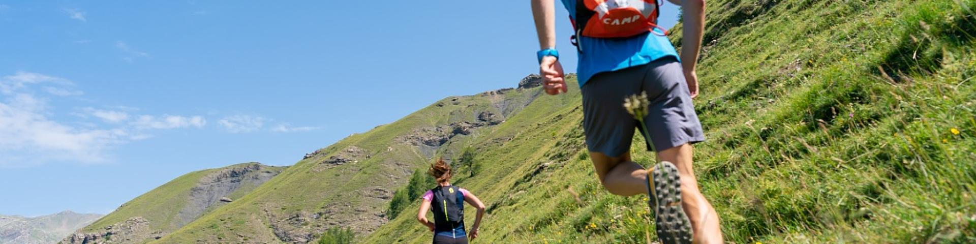 Couple en rando trail dans les Alpes du Sud