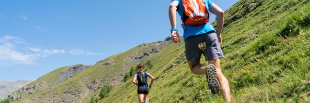 Couple en rando trail dans les Alpes du Sud