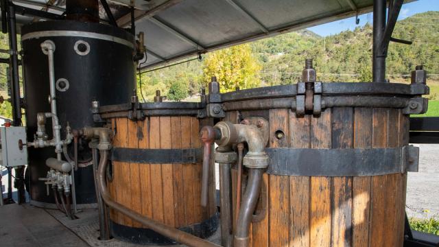 La distillerie Lachanence située à Méolans-Revel est une entreprise familiale. Tous les produits sont labellisés Bio. Les principaux produits sont le limoncello, le génépi, le gin, le wisky et le pastis. La gamme s'étend également à d'autres liqueurs, framboise, myrtille, thym