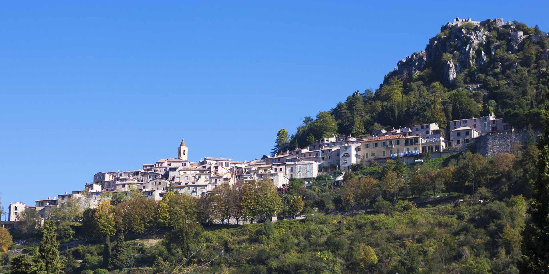 Vus sur le village de Sainte-Agnès par beau temps