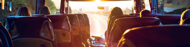 Bus innen Busreise in den Sonnenaufgang – Tour bus interior