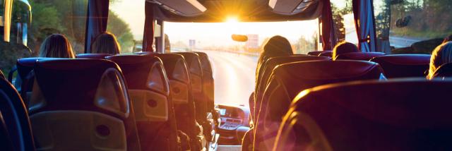 Bus innen Busreise in den Sonnenaufgang – Tour bus interior