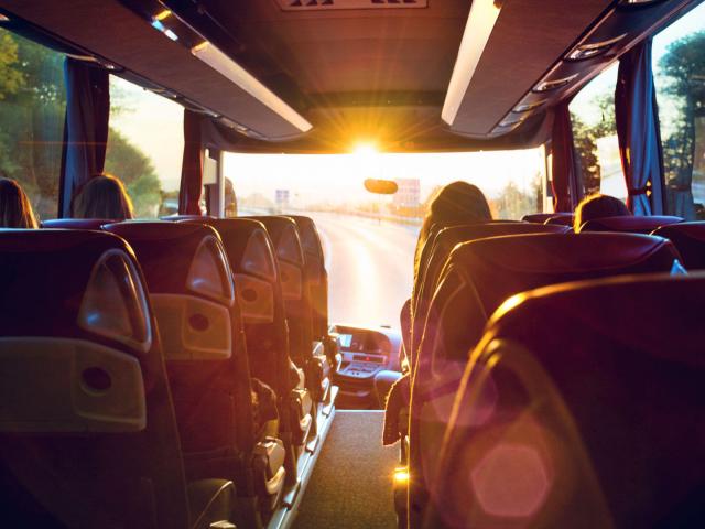 Bus innen Busreise in den Sonnenaufgang – Tour bus interior