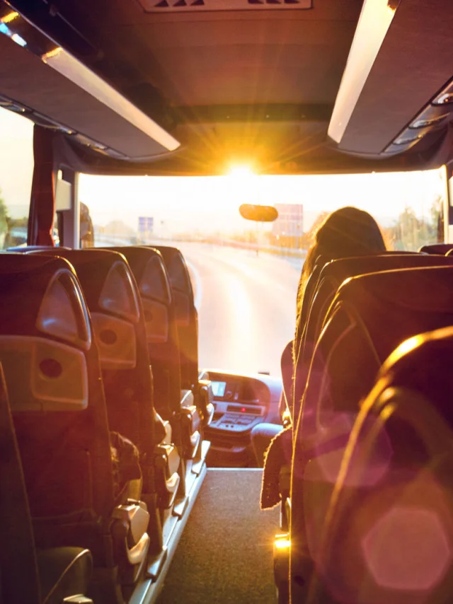 Bus innen Busreise in den Sonnenaufgang – Tour bus interior