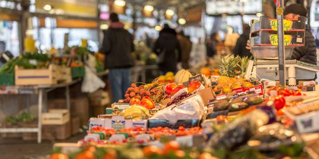 Étal de fruit au marché d'Antibes