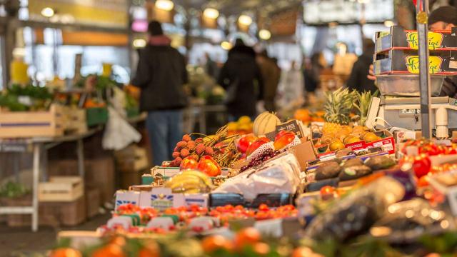 Étal de fruit au marché d'Antibes