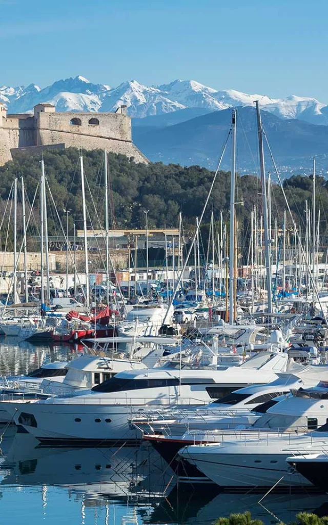 Plan large sur le port du fort carré à Antibes