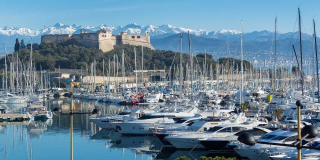 Plan large sur le port du fort carré à Antibes