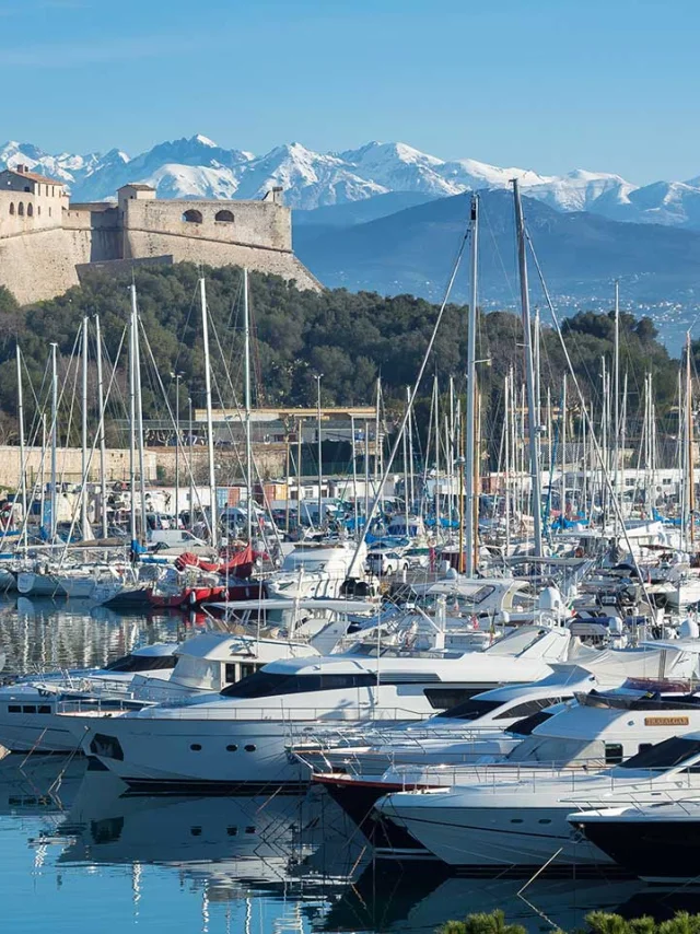 Plan large sur le port du fort carré à Antibes