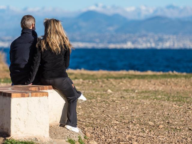 couple-balade-sentier-littoral-ville-antibes-juan-les-pins.jpg