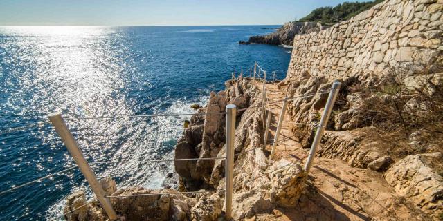 Sentier du littoral vers le Cap d'Antibes à Antibes Juan-les-Pins