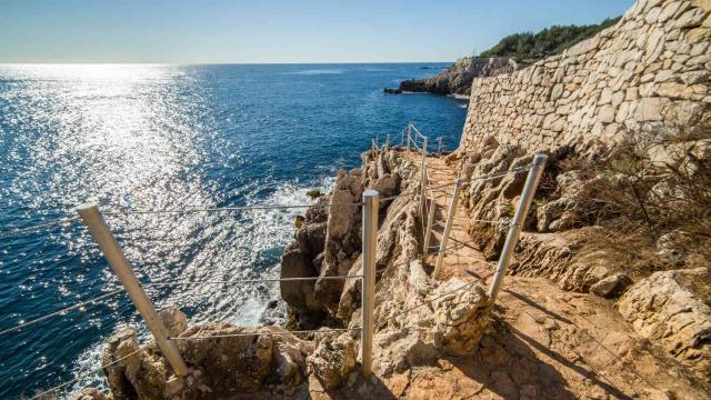 Sentier du littoral vers le Cap d'Antibes à Antibes Juan-les-Pins