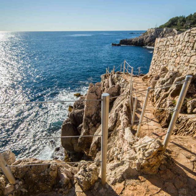 Sentier du littoral vers le Cap d'Antibes à Antibes Juan-les-Pins