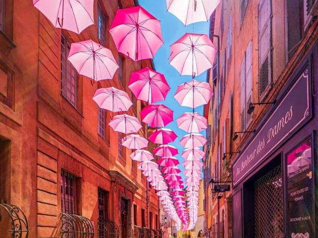 Centre historique de Grasse sous des parapluies roses