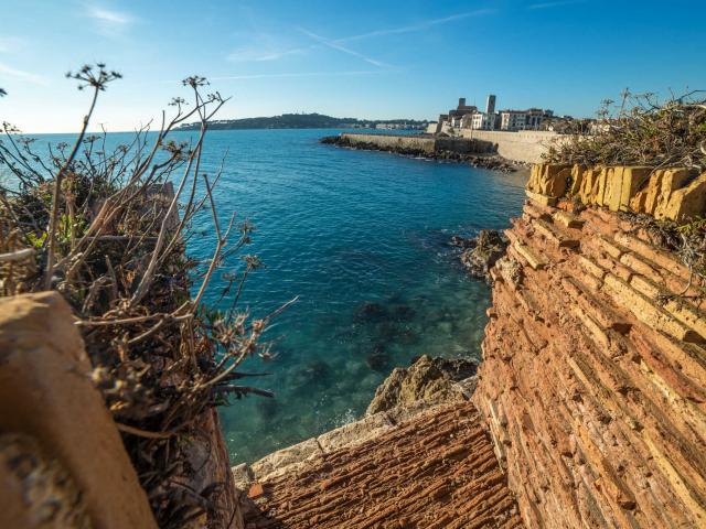 juan-les-pins-remparts-cote-d-azur-ville-antibes-juan-les-pins.jpg