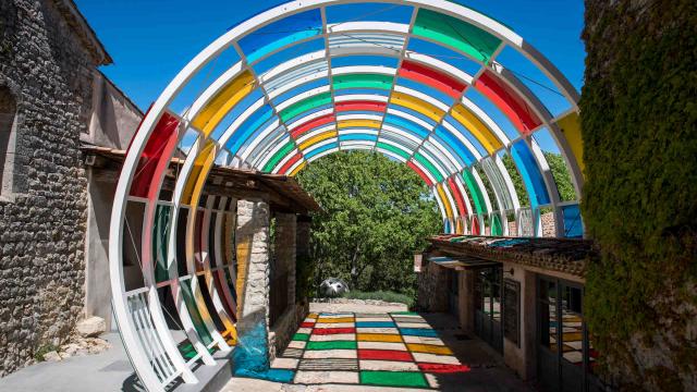 daniel-buren-cylindre-ouvert-et-aux-couleurs-collection-peyrassol-flassans-sur-issole-provence-c-goussard-1.jpg