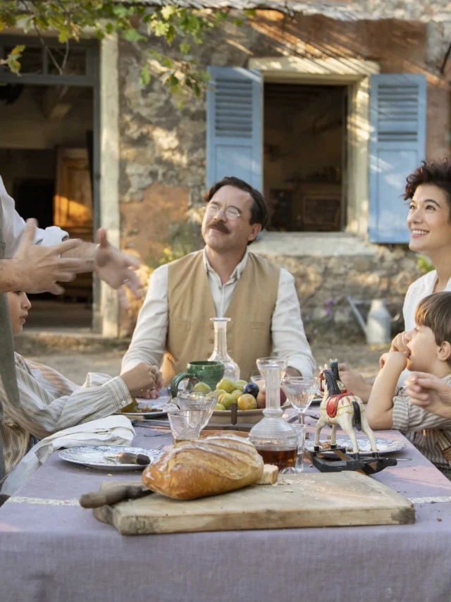 Dinner scene from the movie Le Temps des secrets