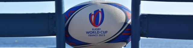 ballon-rugby-chaises-bleues-nice.jpg